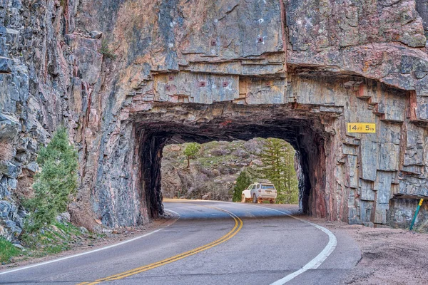 Túnel Estrada Desfiladeiro Rio Montanha Cache Poudre River Little Narrows — Fotografia de Stock