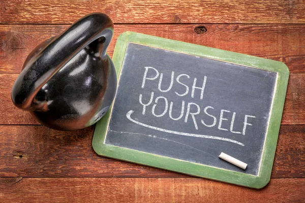 Push Yourself Vit Krittext Skiffertavla Med Kettlebell Träning Träningskoncept Och — Stockfoto