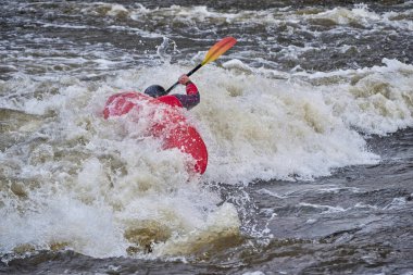 Kanocu Fort Collins, Colorado 'daki Poudre River Whitewater Parkı' nda sörf yapıyor.