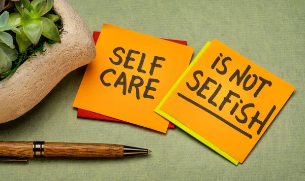 Self Care Nie Jest Samolubnym Inspirującym Przypomnieniem Pismo Lepkich Nutach — Zdjęcie stockowe