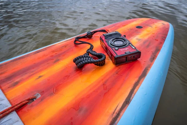 美国康涅狄格州柯林斯堡 2021年5月9日 Mistral公司生产的紧凑型 防水的Olympus Stylus Tough 5相机安装在一块立式滑板的后甲板上 — 图库照片