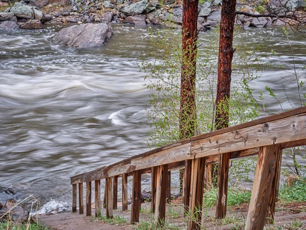 ホワイトウォーターパドラーのための川へのアクセス フォートコリンズ コロラド州 高い水の流れを持つ春の景色の上の渓谷のプードア川 — ストック写真