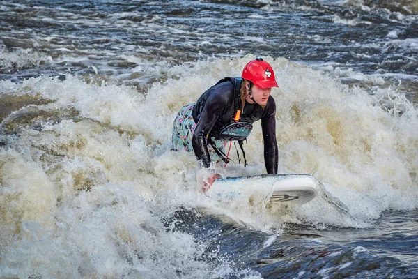 フォートコリンズ 2021年5月7日 若い男性がポドレ川ホワイトウォーター公園で波をサーフィンしています — ストック写真