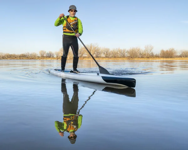 Senior Macho Stand Paddler Está Comenzando Temporada Remo Lago Colorado —  Fotos de Stock