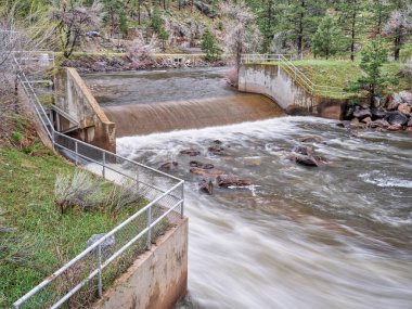 Fort Collins, Colorado 'nun yukarısındaki Cache la Poudre Nehri' ndeki su saptırma barajı.
