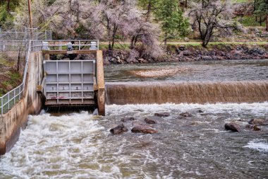 Fort Collins, Colorado 'nun yukarısındaki Cache la Poudre Nehri' ndeki su saptırma barajı.
