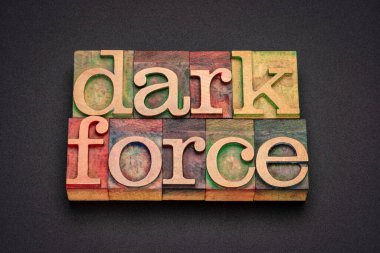 Karanlık güç - siyah akrilik arka plana karşı eski harf baskı ahşap tip soyut kelime