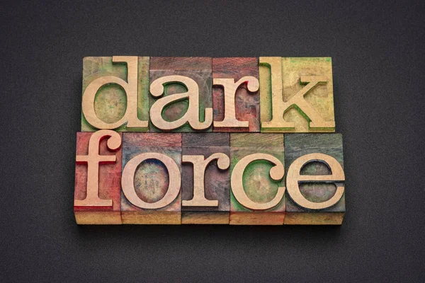 Dark Force ブラックアクリル背景に対するヴィンテージレタープレスウッドタイプで抽象的な単語 — ストック写真