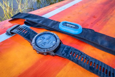 Fort Collins, CO, ABD - 23 Mayıs 2021: Garmin fenix Pro 6X güneş sporları saat ve kalp atış hızı monitörü.