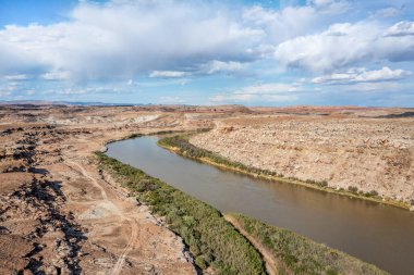 Utah 'ta Green River' ın aşağısından akan hava manzarası.