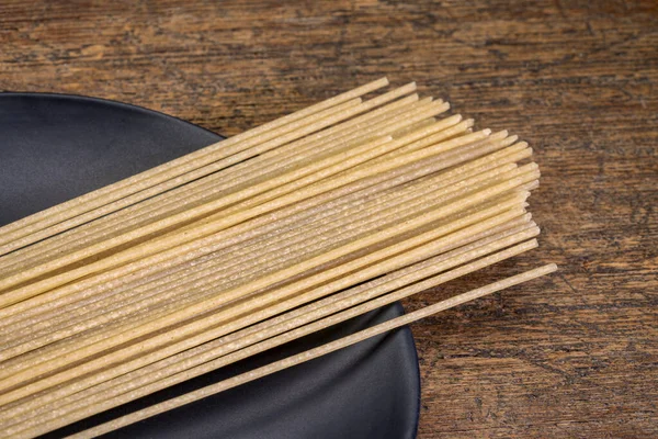 Gluten Och Spannmålsfri Italiensk Spaghettipasta Från Casava Mjöl Svart Tallrik — Stockfoto