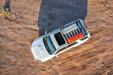Hanksville, UT, ABD - 19 Mayıs 2021: Toyota 4Runner 4Runner (2016 Trail Modeli) kurtarma merdivenleri ve çatıdaki bir silah çantası diğer adıyla kargo kutusu bir çöl yoluna saçıldı.