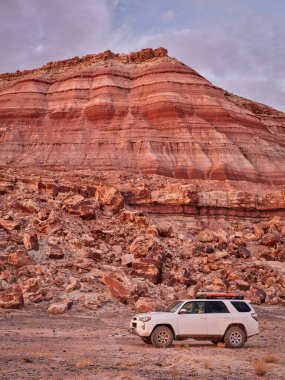 Green River, UT, ABD - 18 Mayıs 2021: Toyota 4Runner SUV (2016 Trail modeli) San Rafael Swell bölgesinin kayalık çöl manzarasında alacakaranlıkta.