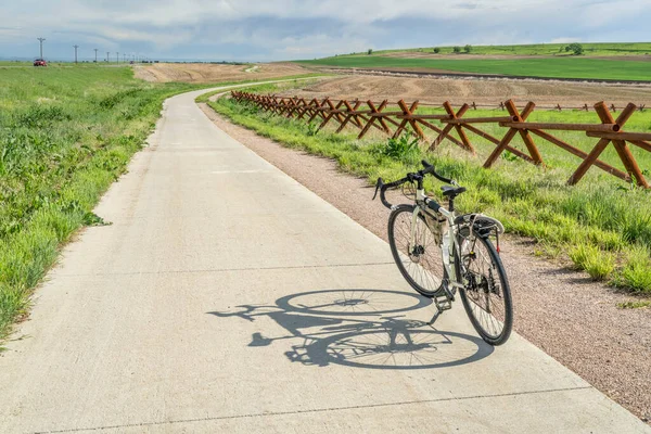 コロラド州北部のラブランドとフォートコリンズの間の自転車道で初夏の自転車ツアー レクリエーションと通勤コンセプト — ストック写真
