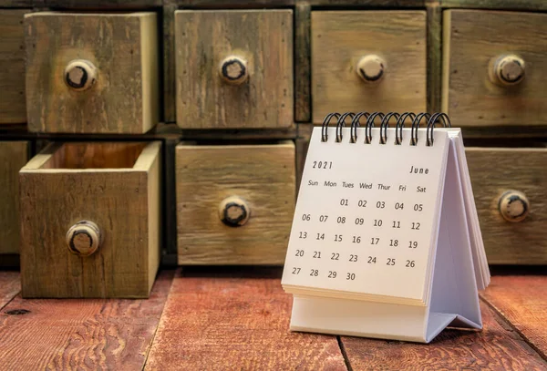 Juni 2021 Spiral Desktop Kalender Väderbiten Lada Trä Bord Med — Stockfoto