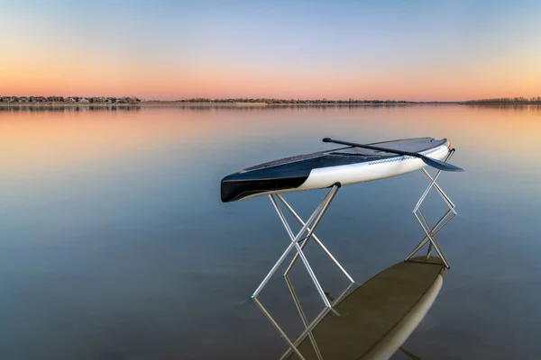 Atardecer Sobre Lago Colorado Con Stand Paddleboard Una Playa —  Fotos de Stock