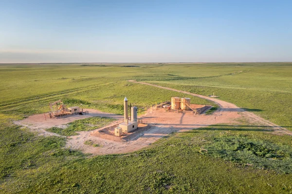 Yeşil bir çayırda pompalı ve tankları olan petrol çıkarma tesisi, Colorado 'da Pawnee Ulusal Çayırı - hava manzarası