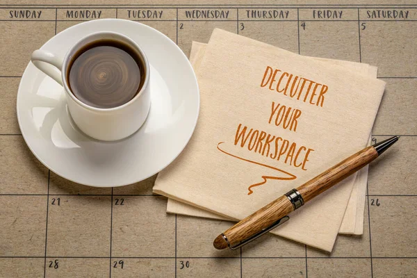 Declutter Your Workspace Motivational Reminder Pismo Serwetce Filiżanką Kawy Produktywności — Zdjęcie stockowe