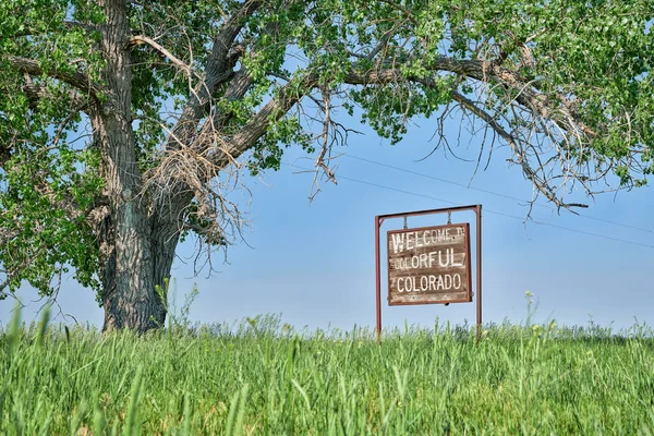 Welkom Bij Kleurrijke Colorado Wegwijzer Een Landelijke Weg Het Voorjaar — Stockfoto