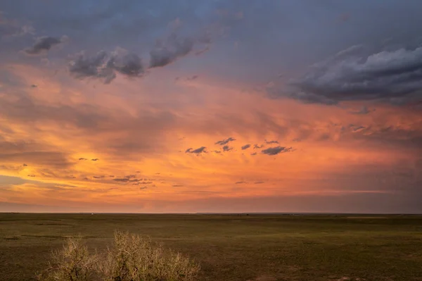 Захватывающее Небо Заката Над Зелеными Прериями Национальными Лугами Пауни Колорадо — стоковое фото