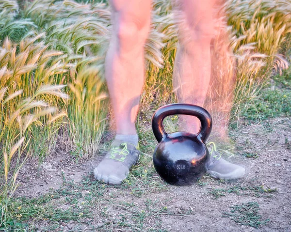 Açık Hava Fitness Konsepti Bir Çayırda Ağır Demir Kettlebell Bulanık — Stok fotoğraf