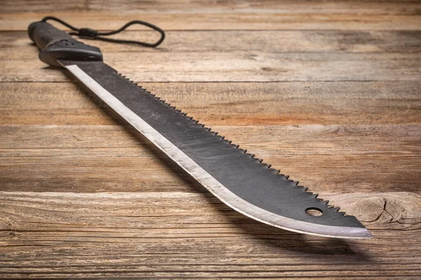 Machete Mit Klinge Und Säge Aus Kohlenstoffstahl Gegen Rustikales Holzdeck — Stockfoto