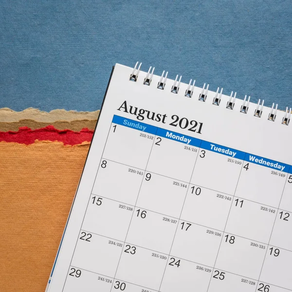Αύγουστος 2021 Σπιράλ Desktop Ημερολόγιο Κατά Πολύχρωμο Αφηρημένο Τοπίο Χαρτί — Φωτογραφία Αρχείου