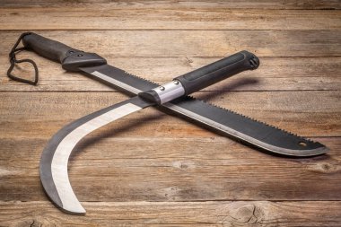 Pala ve orak kırsal eskimiş odunlara karşı - çalılar ve yabani otları temizleme araçları