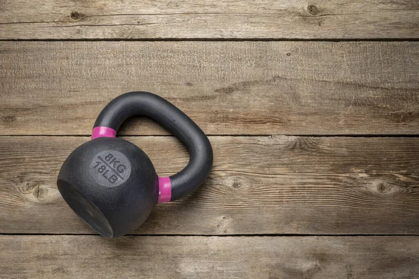 Kleine Eisenkettlebell Auf Rustikalem Holzhintergrund Fitnesskonzept Draufsicht Mit Kopierraum — Stockfoto