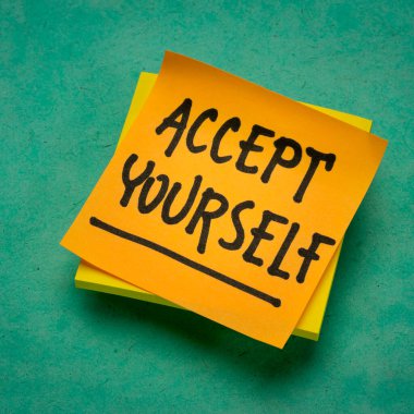 Kendini kabul et - ilham verici hatırlatma notu, kendini kabul etme ve kişisel gelişim kavramı