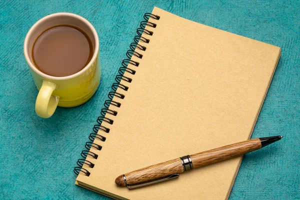 Blank Spiral Konst Skissbok Med Snygg Penna Och Kopp Kaffe — Stockfoto