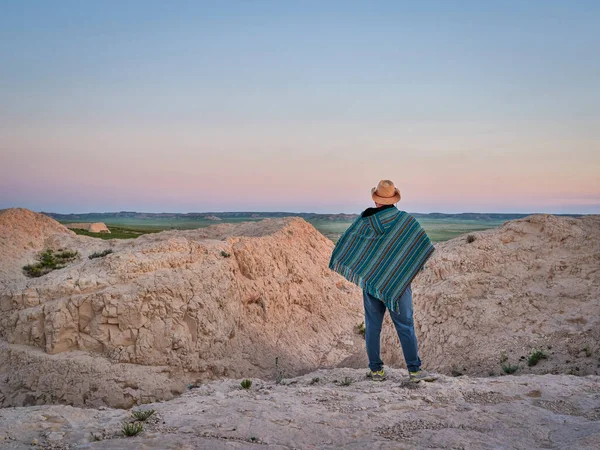 Man Mexican Poncho Cowboy Hat Waiting Dawn Summer Sunrise Prairie — Stock Photo, Image