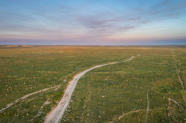 Grusväg Boskapsleder Och Nedgrävd Pipeline Gröna Prärien Pawnee National Grassland — Stockfoto