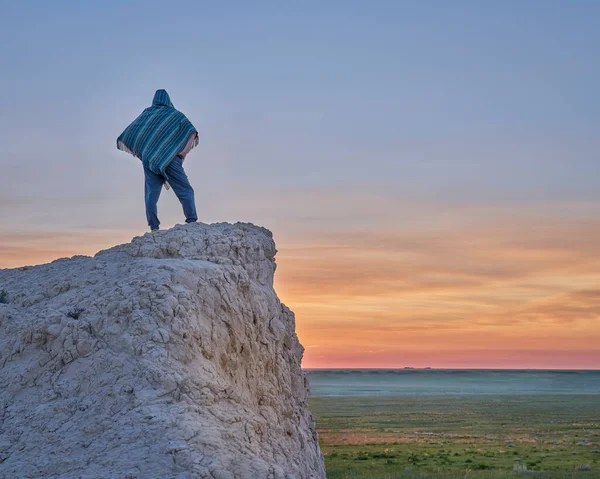 Mann Mexikanischem Poncho Beobachtet Sonnenaufgang Über Prärie Sommerlandschaft Pawnee National — Stockfoto