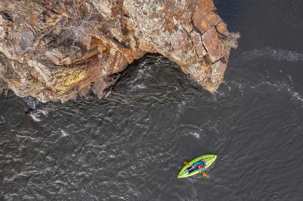 Remando Kayak Inflable Aguas Bravas Río Montaña Principios Primavera Río — Foto de Stock
