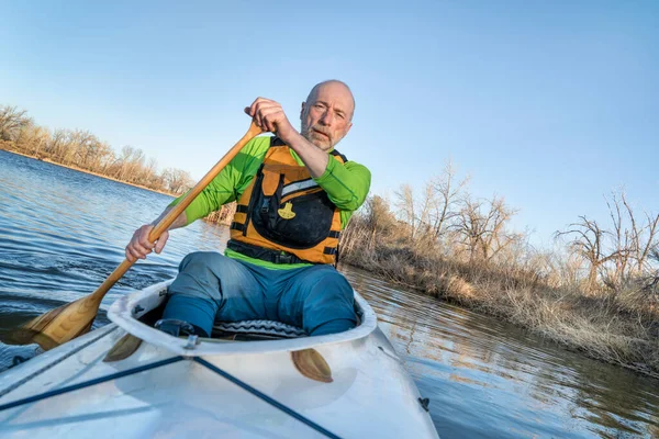 Macho Sênior Está Remando Canoa Expedição Início Primavera Cenário Lago — Fotografia de Stock