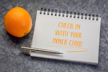 İçinizdeki çocuğu kontrol edin. Spiral bir deftere, psikolojiye ve çocuksu alt kişilik kavramına ilham veren bir not.