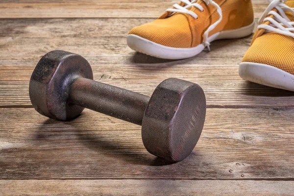 Eisenhantel Mit Turnschuhen Mit Barfuß Turnschuhen Auf Rustikalem Holzdeck Fitnesskonzept — Stockfoto