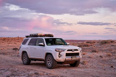 Green River, UT, ABD - 18 Mayıs 2021: Toyota 4Runner SUV (2016 Trail modeli), Utah şehir merkezindeki San Rafael Swell bölgesinin kayalık çöl manzarasında