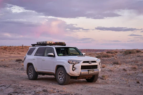 グリーンリバー 2021年5月18日 トヨタ4Runner Suv 2016年トレイルモデル ユタ州中部のサンラファエル スウェル地域の砂漠の風景の中で夕暮れ時 — ストック写真