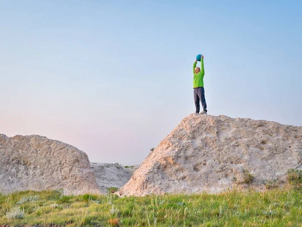 ヘビースラムボールと日の出のワークアウト コロラド州ポーニー国立草原の崖で上級者運動 — ストック写真