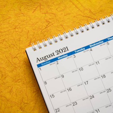 Ağustos 2021 - El yapımı kağıt peyzajı, zaman ve iş konseptine karşı spiral masaüstü takvimi