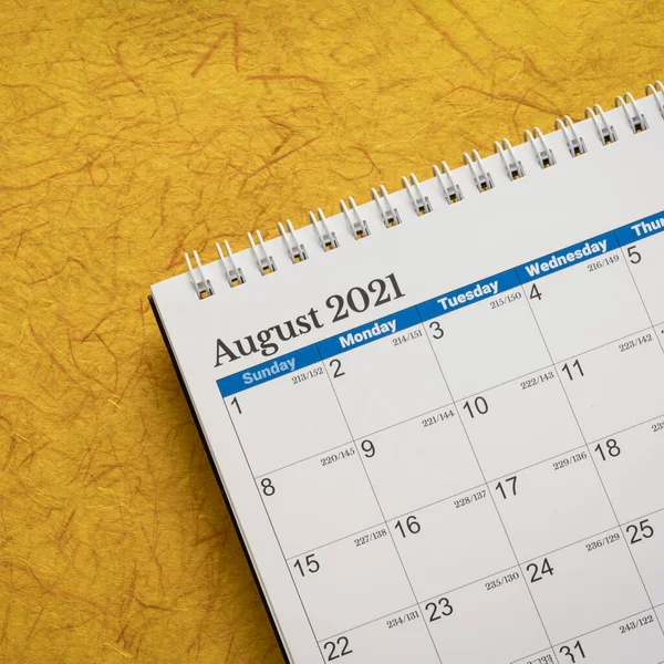 Sierpień 2021 Spiralny Kalendarz Pulpitu Tle Ręcznie Robionego Krajobrazu Papieru — Zdjęcie stockowe