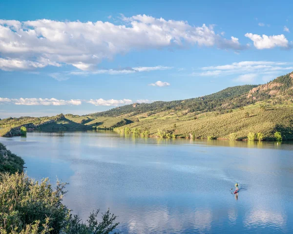 夏の朝 コロラド州北部のロッキー山脈の麓にあるHorsetooth貯水池にスタンドアップパドラーがあり フォートコリンズ地域で人気のレクリエーション目的地 — ストック写真