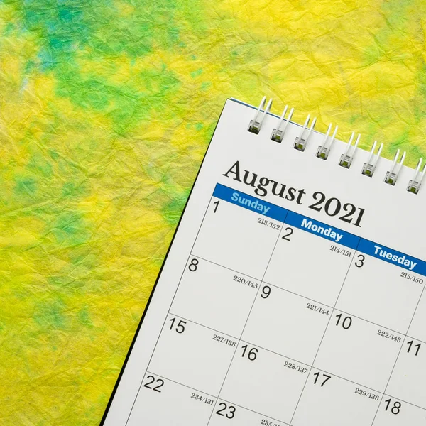 Sierpień 2021 Spiralny Kalendarz Pulpitu Kolorowy Papier Marmurkowy Czas Koncepcja — Zdjęcie stockowe