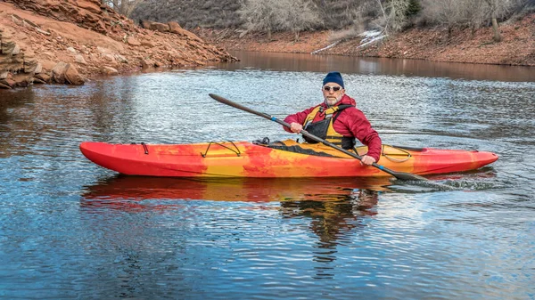上級男性のパドラーは 落ち着いた湖でカラフルな川のカヤックを漕いでいます レクリエーションコンセプト コロラド州のHorsetooth貯水池の寒い季節 — ストック写真
