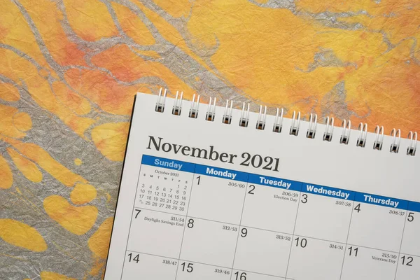 November 2021 Spiral Desktop Kalender Mot Abstrakt Marmorerat Papper Tid — Stockfoto