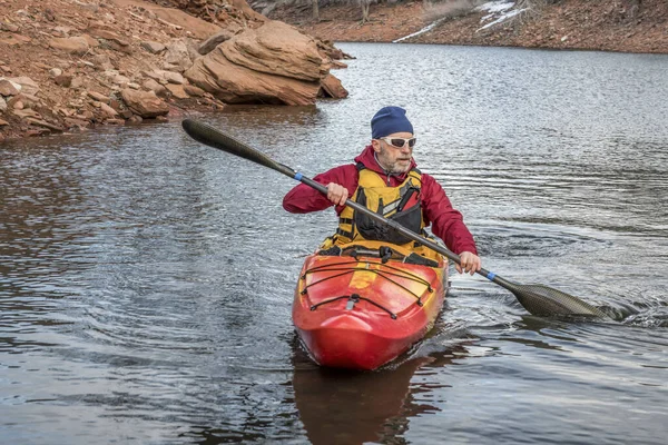 Remo Macho Sênior Está Remando Caiaque Colorido Rio Lago Calmo — Fotografia de Stock