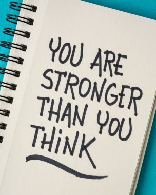 Eğer düşündüğünüzden daha güçlüyseniz, ilham ve motivasyon kavramı veya hatırlatma - bir eskiz defterinde el yazısı