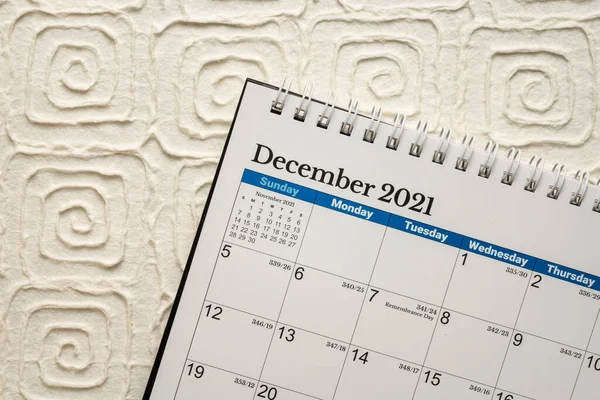 Prosinec 2021 Spirálový Stolní Kalendář Proti Bílému Rukodělnému Papíru Času — Stock fotografie